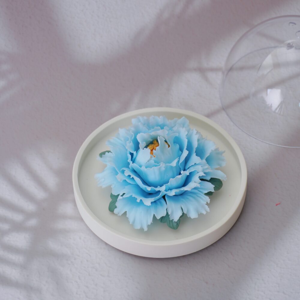 A blue ceramic flower diffuser that combines beauty and functionality, suitable for various decoration scenarios.