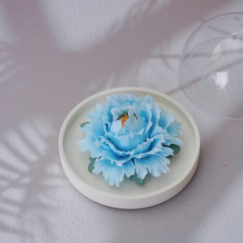 A blue ceramic flower diffuser that combines beauty and functionality, suitable for various decoration scenarios.