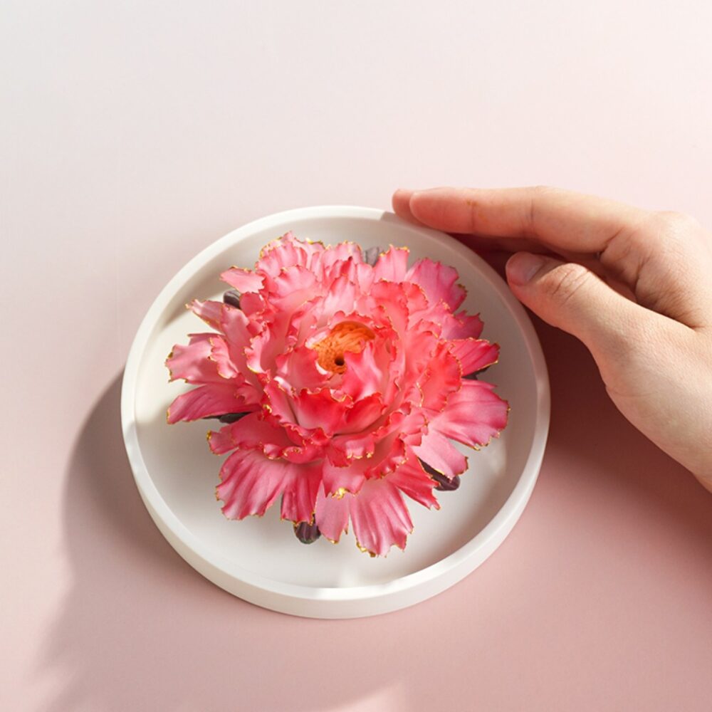 Gradient Vermilion Red Ceramic Flower Diffuser with Gold Rim –非遗 Incense & Oil Diffuser - Image 4