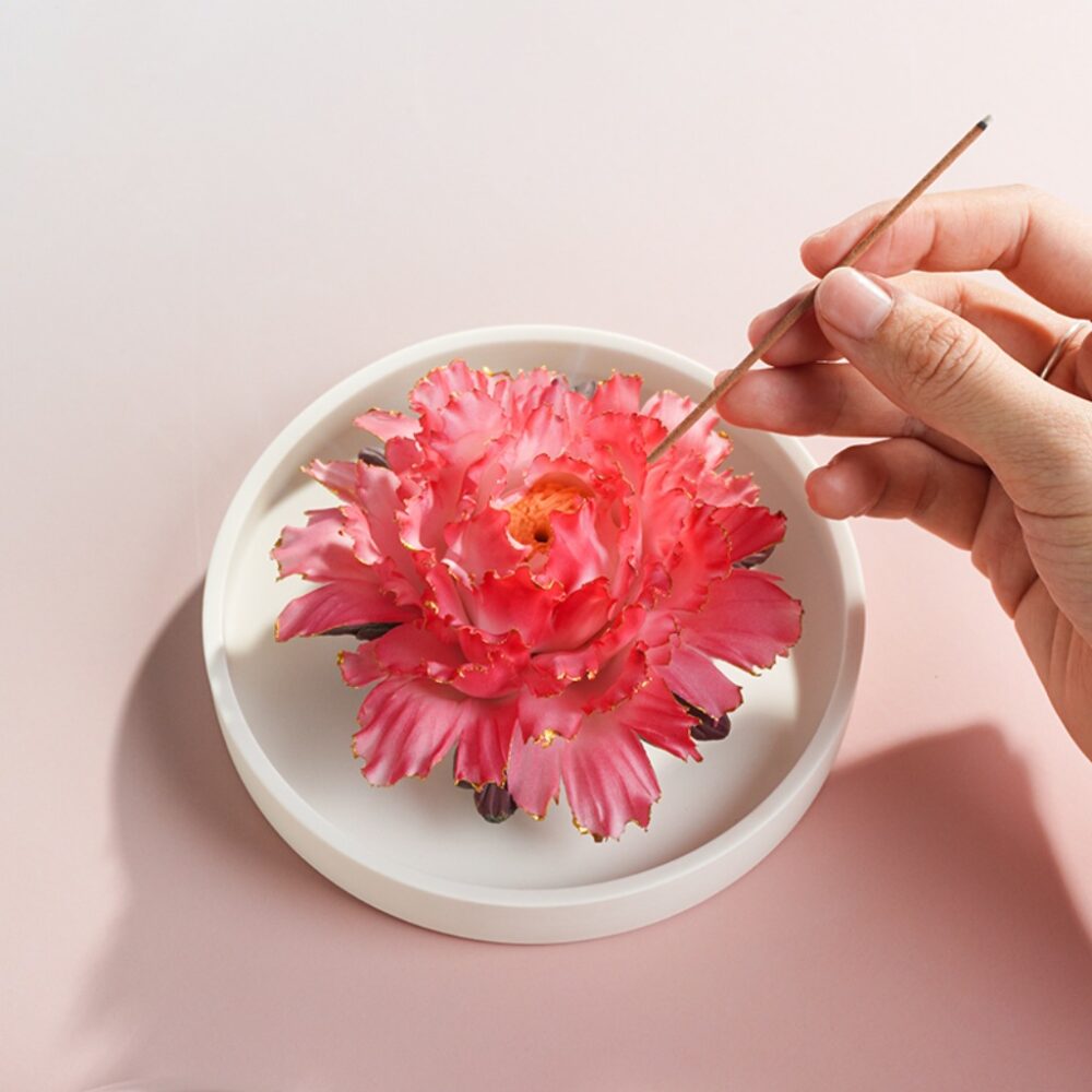 Gradient Vermilion Red Ceramic Flower Diffuser with Gold Rim –非遗 Incense & Oil Diffuser - Image 6