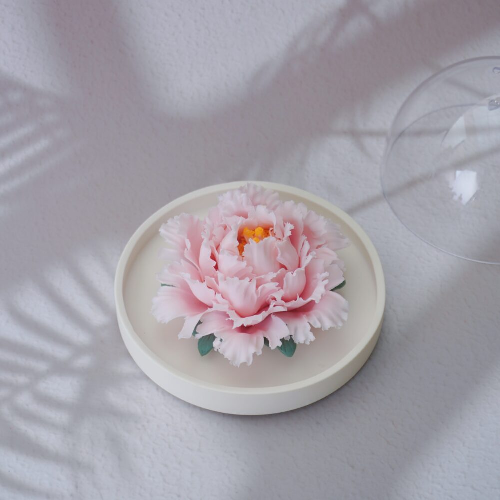 A pink ceramic flower diffuser that combines beauty and functionality, suitable for various decoration scenarios.