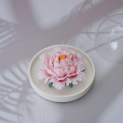 A pink ceramic flower diffuser that combines beauty and functionality, suitable for various decoration scenarios.