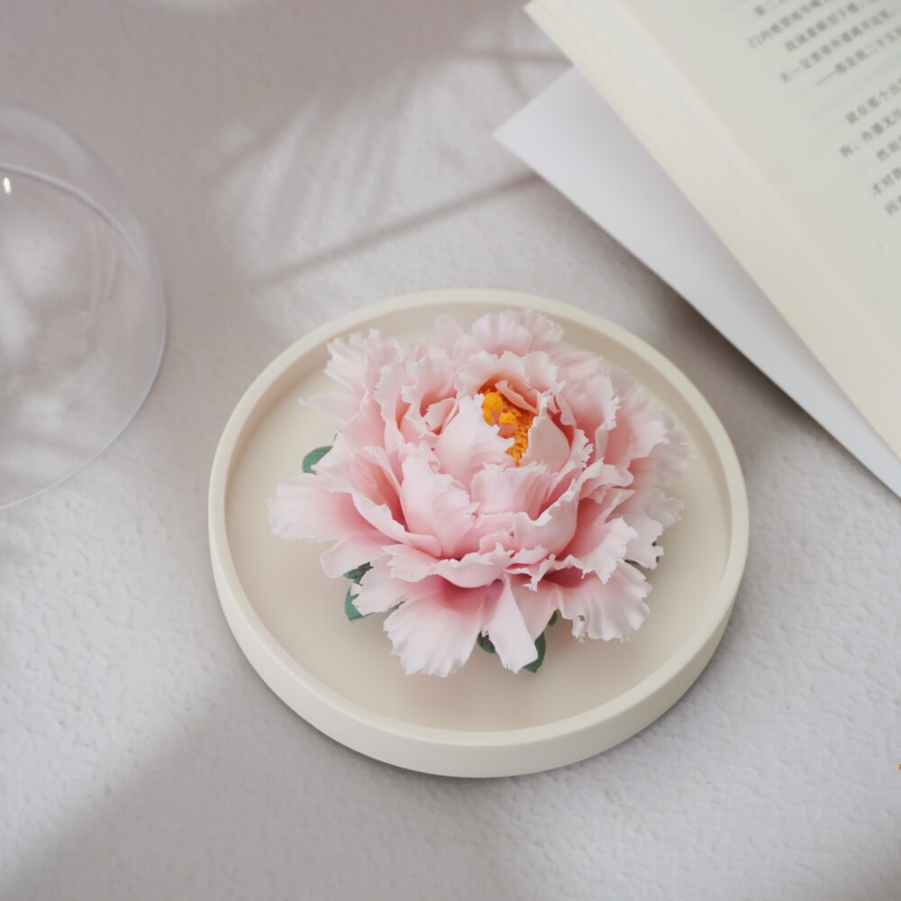 A pink ceramic flower diffuser that combines beauty and functionality, suitable for various decoration scenarios.