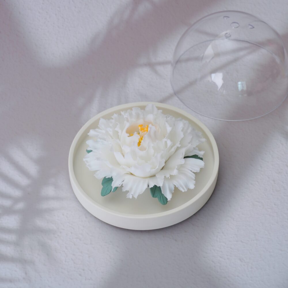 A white ceramic flower diffuser, a Chinese intangible cultural heritage product, perfect for essential oil diffusion and home decoration.