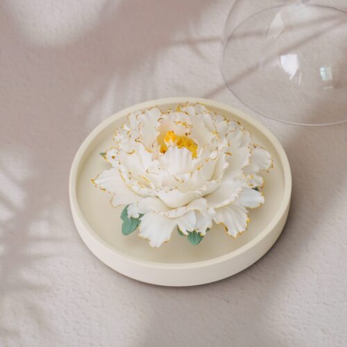 A white ceramic flower diffuser, a Chinese intangible cultural heritage product, perfect for essential oil diffusion and home decoration.